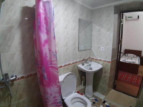 un baño con inodoro y lavabo en Khiva Indi Guest House, en Khiva