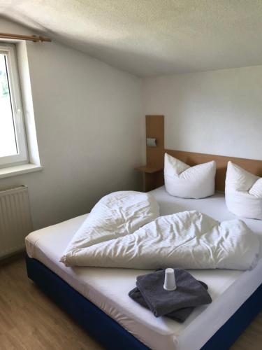 Postel nebo postele na pokoji v ubytování Naturparkhotel Florence
