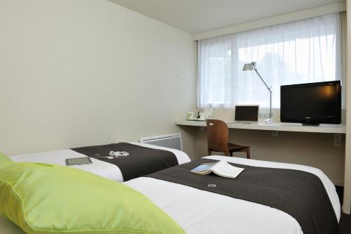 Ліжко або ліжка в номері Campanile Lorient - Lanester