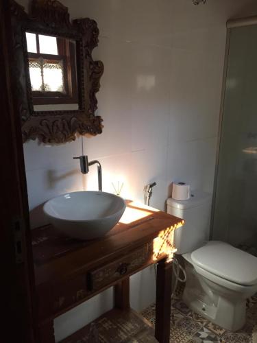 a bathroom with a sink and a toilet at Casa Recanto dos Encantos! in Tiradentes