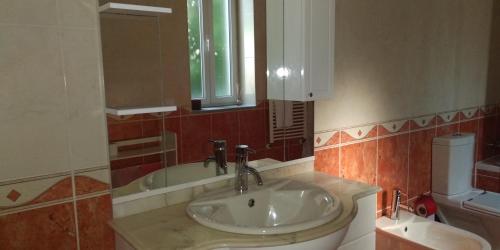 un bagno con un lavandino, una vasca e uno specchio di Casa do Carvalho a Ribeira de Pena