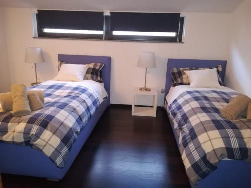 dos camas sentadas una al lado de la otra en una habitación en Bastioni Home en Pescara