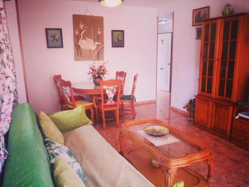 - un salon avec un canapé et une table dans l'établissement Apartamento playa Canet de Berenguer, à Canet d'En Berenguer