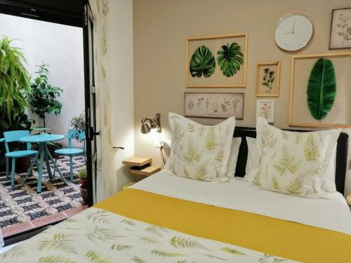 een slaapkamer met een bed en een tafel bij Ziza in Córdoba