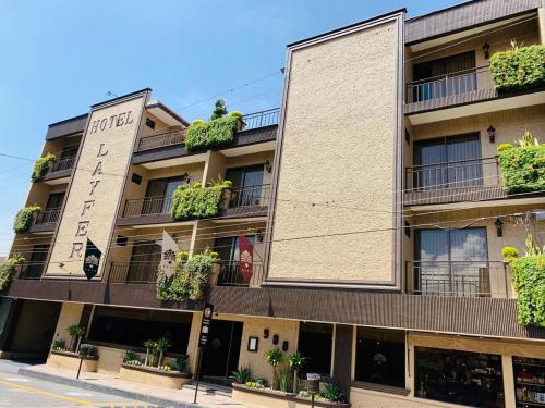 El edificio en el que está el hotel