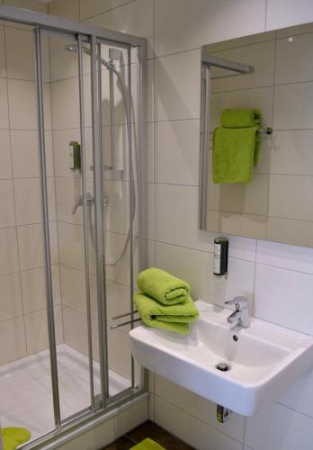 a bathroom with a sink and a shower at CityApartment K1 KLIMATISIERT in Friedrichshafen