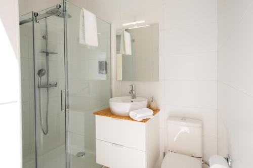ein Bad mit einem WC, einem Waschbecken und einer Dusche in der Unterkunft Number 28 - The house with the blue door in Żebbuġ