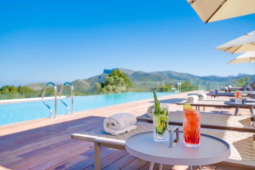 アルタにあるCarrossa Hotel & Spaのプール、テーブル、ドリンク付)