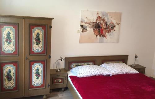 - une chambre avec un lit doté d'un couvre-lit rouge dans l'établissement Appartement Kerschbaumer, à Rangersdorf