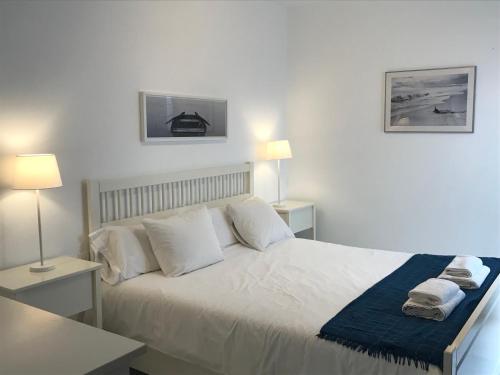 A bed or beds in a room at Harbour Lights
