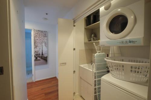 lavadero con lavadora y secadora en ACD Apartments en Melbourne