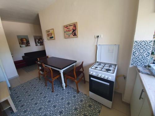 Η κουζίνα ή μικρή κουζίνα στο 3 Stairs Only to Cozy Flat on Hillel st