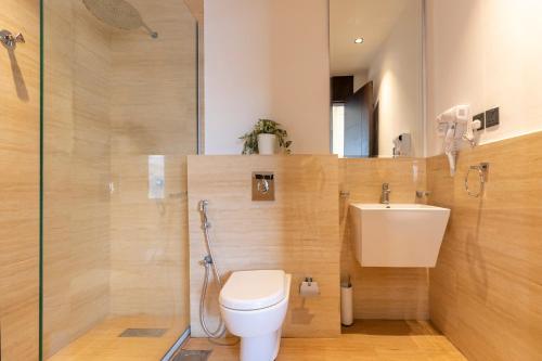 La salle de bains est pourvue de toilettes, d'un lavabo et d'une douche. dans l'établissement The Corner Hotel Resorts - Riyadh, à Riyad