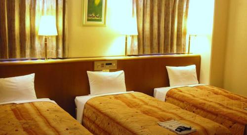 大阪的住宿－尼瑟商業酒店，酒店客房带两张床和两个窗户
