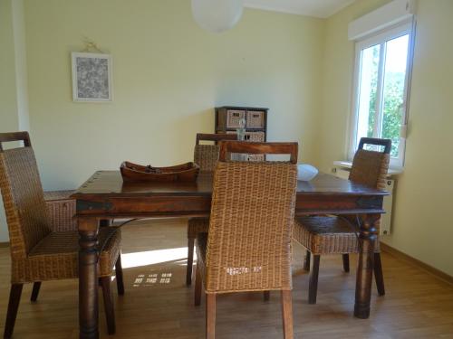 uma sala de jantar com uma mesa de madeira e cadeiras em Haus Moezelblik em Zell an der Mosel