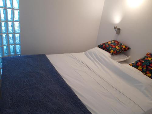 Antibes: A nest perched on the sea! في أنتيب: غرفة نوم صغيرة بها سرير ونافذة