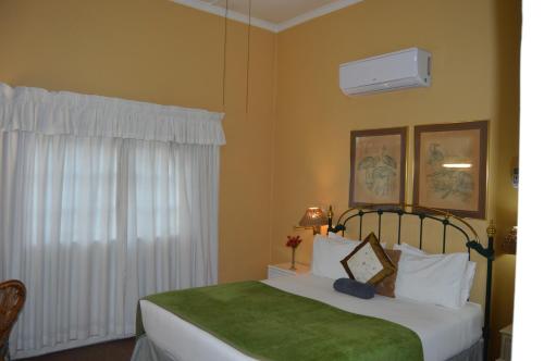 Postel nebo postele na pokoji v ubytování Ascot Inn