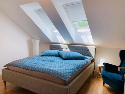 ein Schlafzimmer mit einem Bett mit blauen Kissen darauf in der Unterkunft Dreihof Brandenburg in Stülpe
