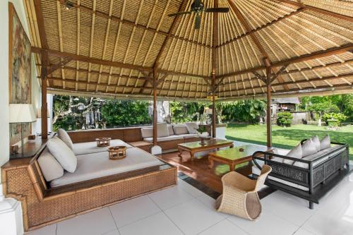 an open living room with a large pavilion at Villa Wantilan Putih in Sanur