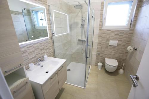 Kúpeľňa v ubytovaní Modern Guest House Rak with beautiful pool