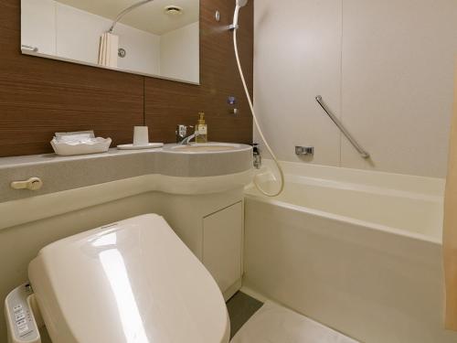 神戶的住宿－神戶雅緻燦路都大飯店，浴室配有白色卫生间和盥洗盆。