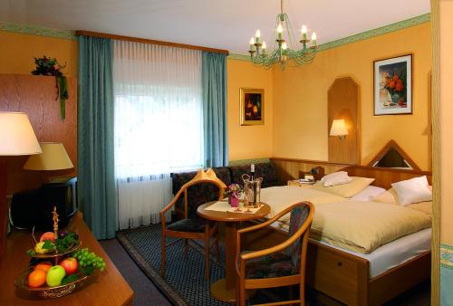 a hotel room with a bed and a table at Gästehaus Hotel Rheingraf in Kamp-Bornhofen