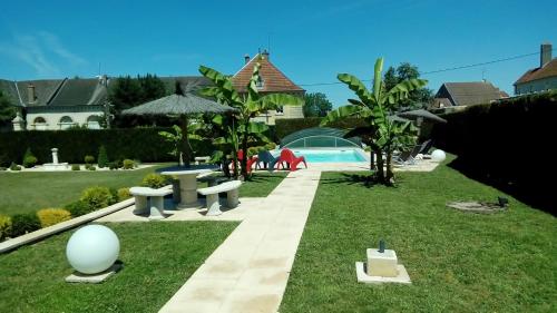 a person taking a picture of a yard with a pool at Le Domaine des Papillons in Beaujeu-Saint-Vallier-et-Pierrejux