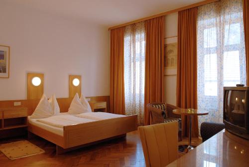 Posteľ alebo postele v izbe v ubytovaní Madar Café Central Melk