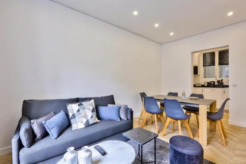 un salon avec un canapé et une table dans l'établissement 92 - Beautiful Apartment in Montorgueil, à Paris