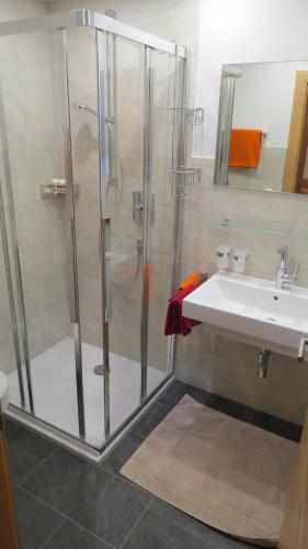 ザンクト・アントン・アム・アールベルクにあるs'Landhausのバスルーム(シャワー、シンク付)