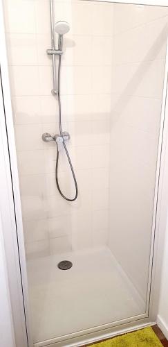 une cabine de douche avec un pommeau de douche dans l'établissement T2 récent étoilé Saint-Malo, à Saint-Malo