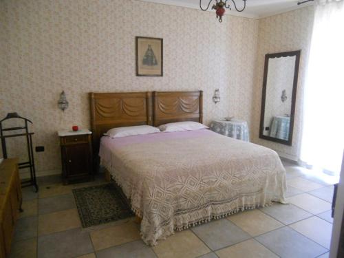 ein Schlafzimmer mit einem großen Bett und einem Spiegel in der Unterkunft Don Pasquale Picciano- PESCARA-ABRUZZO in Picciano