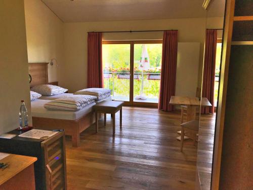 Habitación con cama, mesa y ventana en Die Wein Bleibe, en Baden-Baden