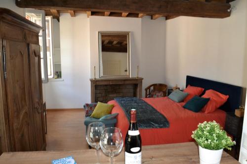 1 dormitorio con 1 cama y 2 copas de vino en Dolce Vita, en Chalon-sur-Saône