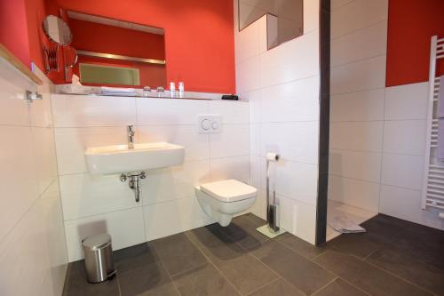 uma casa de banho com um WC e um lavatório em Die Wein Bleibe em Baden-Baden