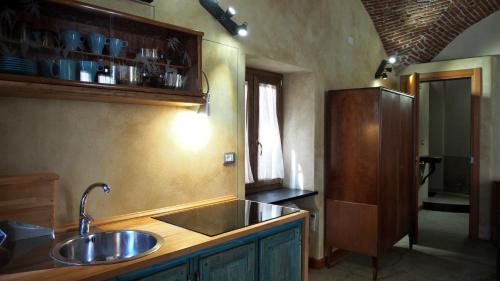 A kitchen or kitchenette at Lovingenoa - Antico Convento