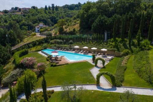 Výhľad na bazén v ubytovaní Relais Villa Belvedere alebo v jeho blízkosti