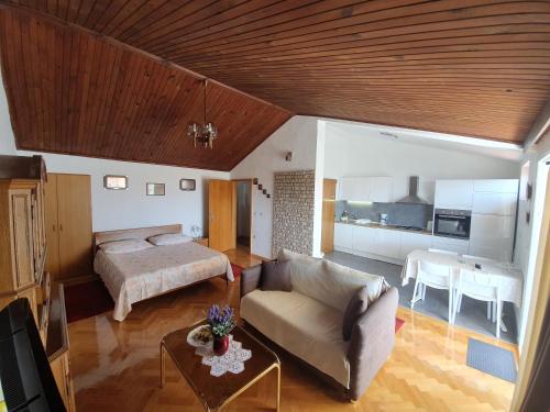 Penthouse studio with sea view