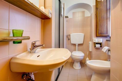a bathroom with a sink and a toilet at Hotel Residence Villa Rioddi in Volterra