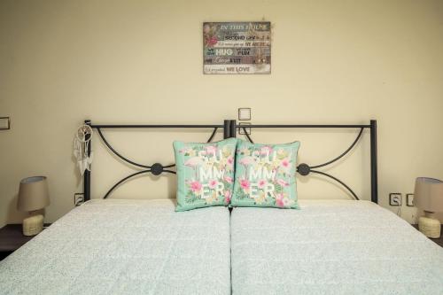 um quarto com uma cama com duas almofadas em Zen House Corfu em Ágios Ioánnis