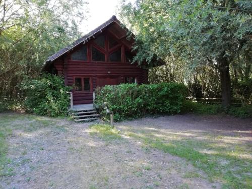 Градина пред Charming Chalet with Swimming Pool in Quend