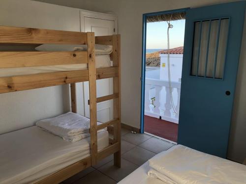 El Chalet tesisinde bir ranza yatağı veya ranza yatakları