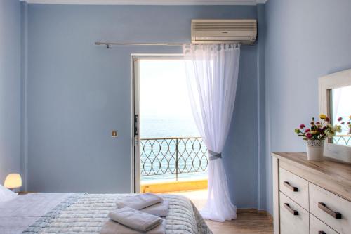 ベニテスにあるT8 APARTMENT ON THE BEACHの海が見える窓のある寝室