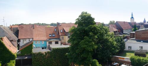 einen Blick über eine Stadt mit Häusern und einem Baum in der Unterkunft Hotel Reutterhaus in Gardelegen