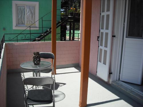 a table and a chair on the porch of a house at ΣΑΡΑΝΤΗΣ ΜΑΡΚΌΠΟΥΛΟς in Lakithra