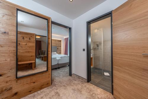 una camera con porta a vetri e una camera da letto di Stadtvilla Schladming Boutiquehotel a Schladming