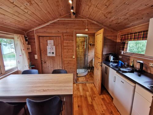 Virtuvė arba virtuvėlė apgyvendinimo įstaigoje Holmset Camping and Fishing