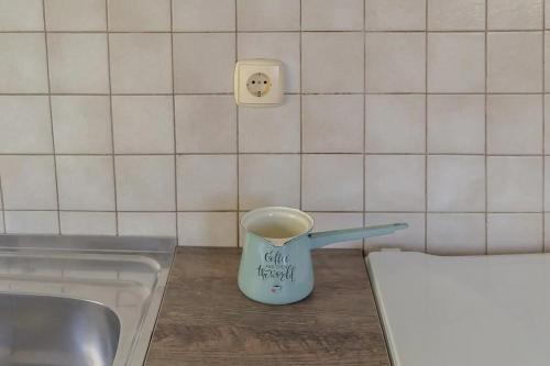 Una taza de café en una barra en una cocina en Chalet Mia, en Gozd Martuljek