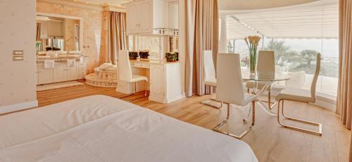 a white bedroom with a table and a dining room at Villa Circense in Santa Úrsula