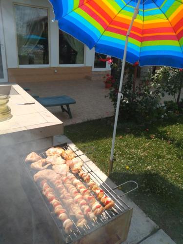 Kemudahan BBQ tersedia untuk tetamu di rumah tamu ini